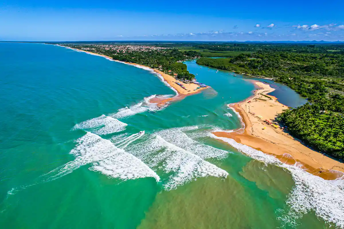 Praia e vila de Caraíva